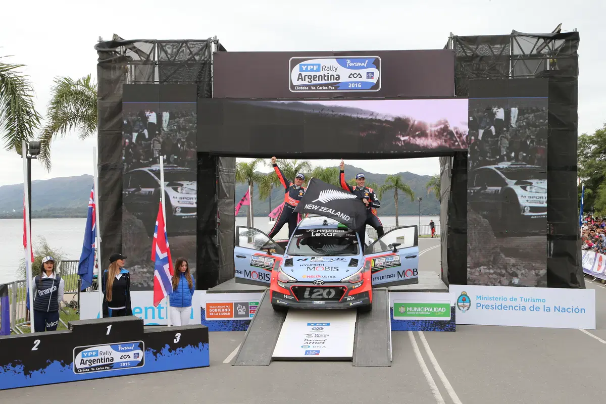 WRC16 Hayden Paddon (Hyundai) Gigantesco! Epica Prima Volta (40)