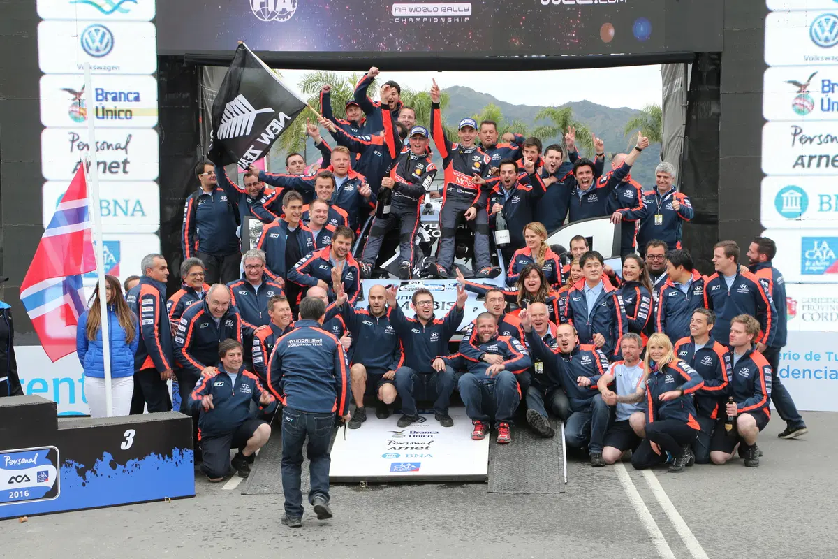 WRC16 Hayden Paddon (Hyundai) Gigantesco! Epica Prima Volta (46)