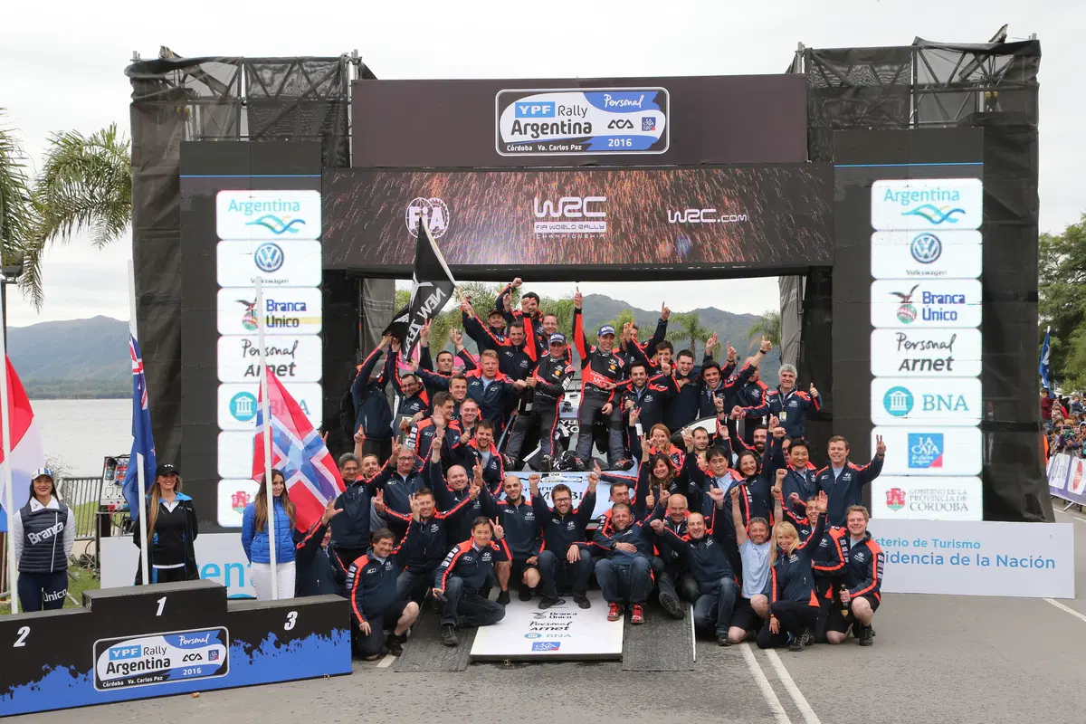 WRC16 Hayden Paddon (Hyundai) Gigantesco! Epica Prima Volta (52)