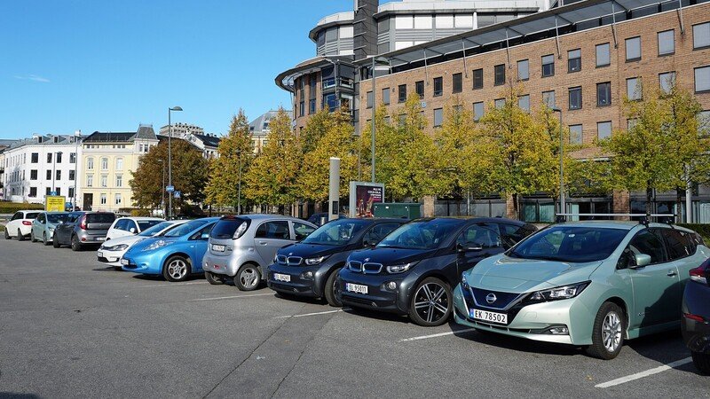 In Italia si immatricolano 1000 auto elettriche al mese: record che vale 0.5% del mercato