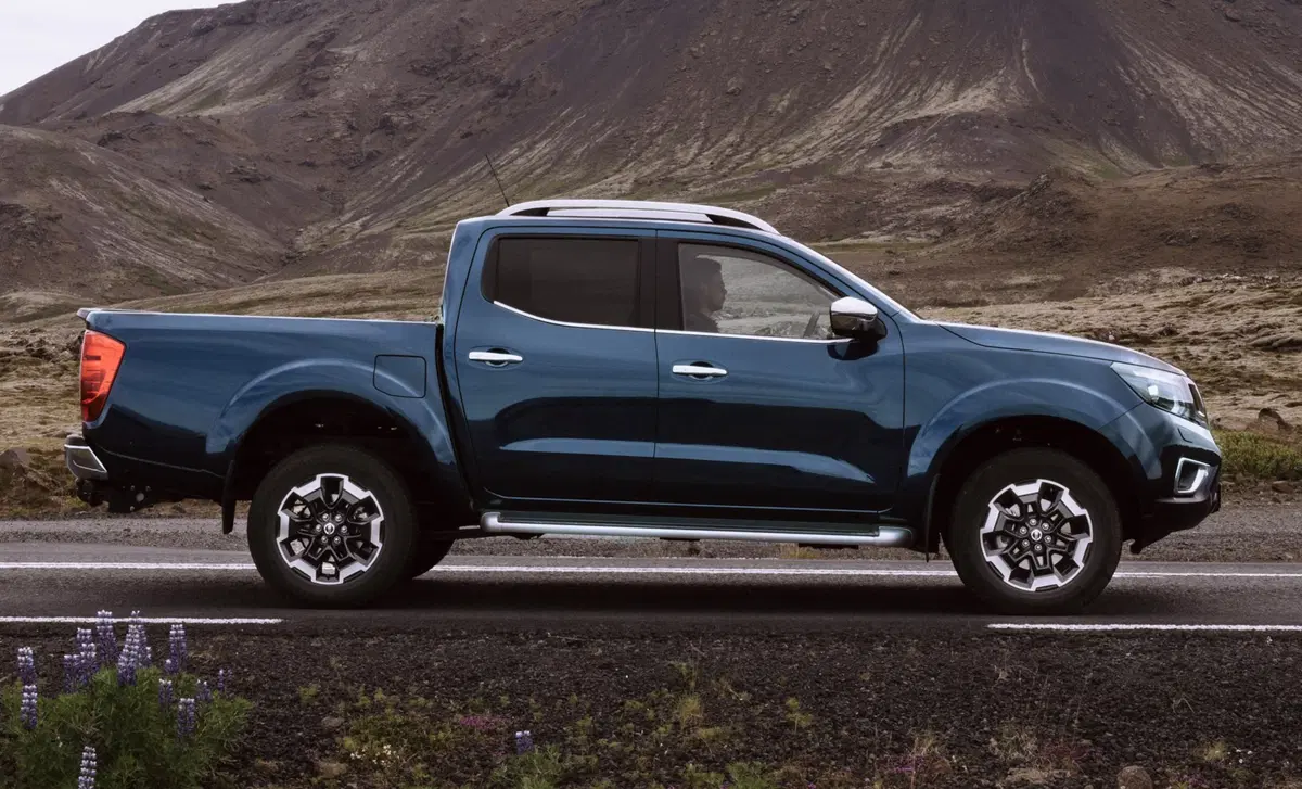 Nissan Navara 2.3 dCi 4WD King Cab Telaio Visia (2)