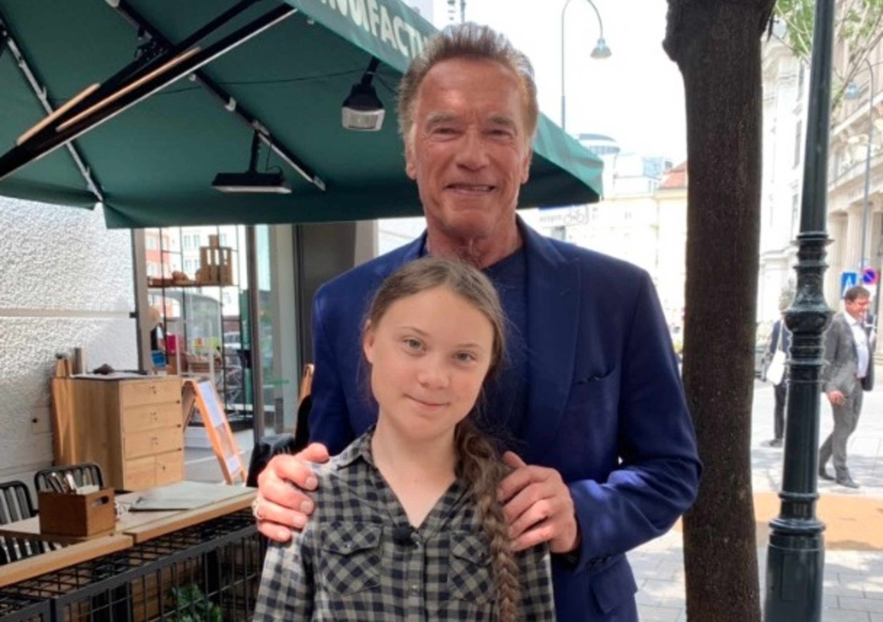 Arnold Schwarzenegger offre una Tesla Model 3 a Greta Thunberg
