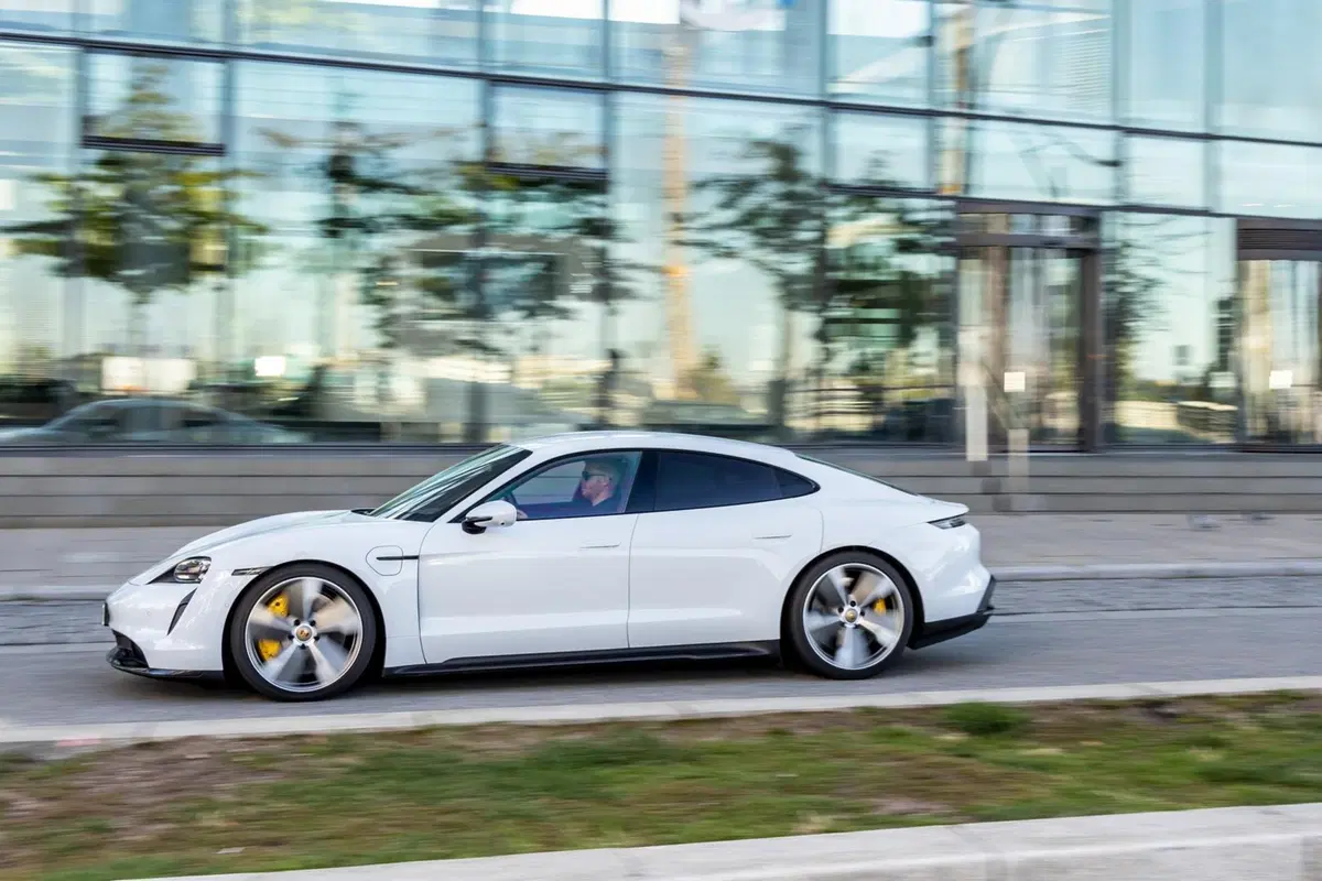 Porsche Taycan: prova della Turbo S da 761 CV [Video] (6)