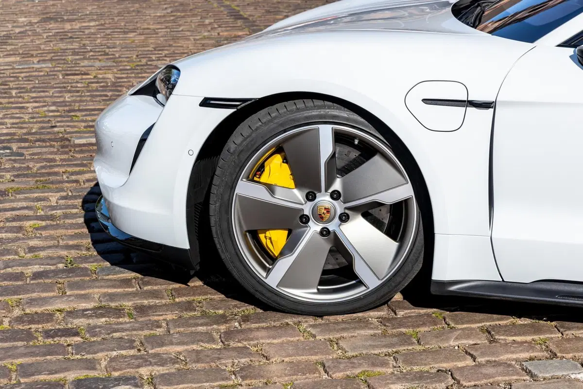 Porsche Taycan: prova della Turbo S da 761 CV [Video] (9)