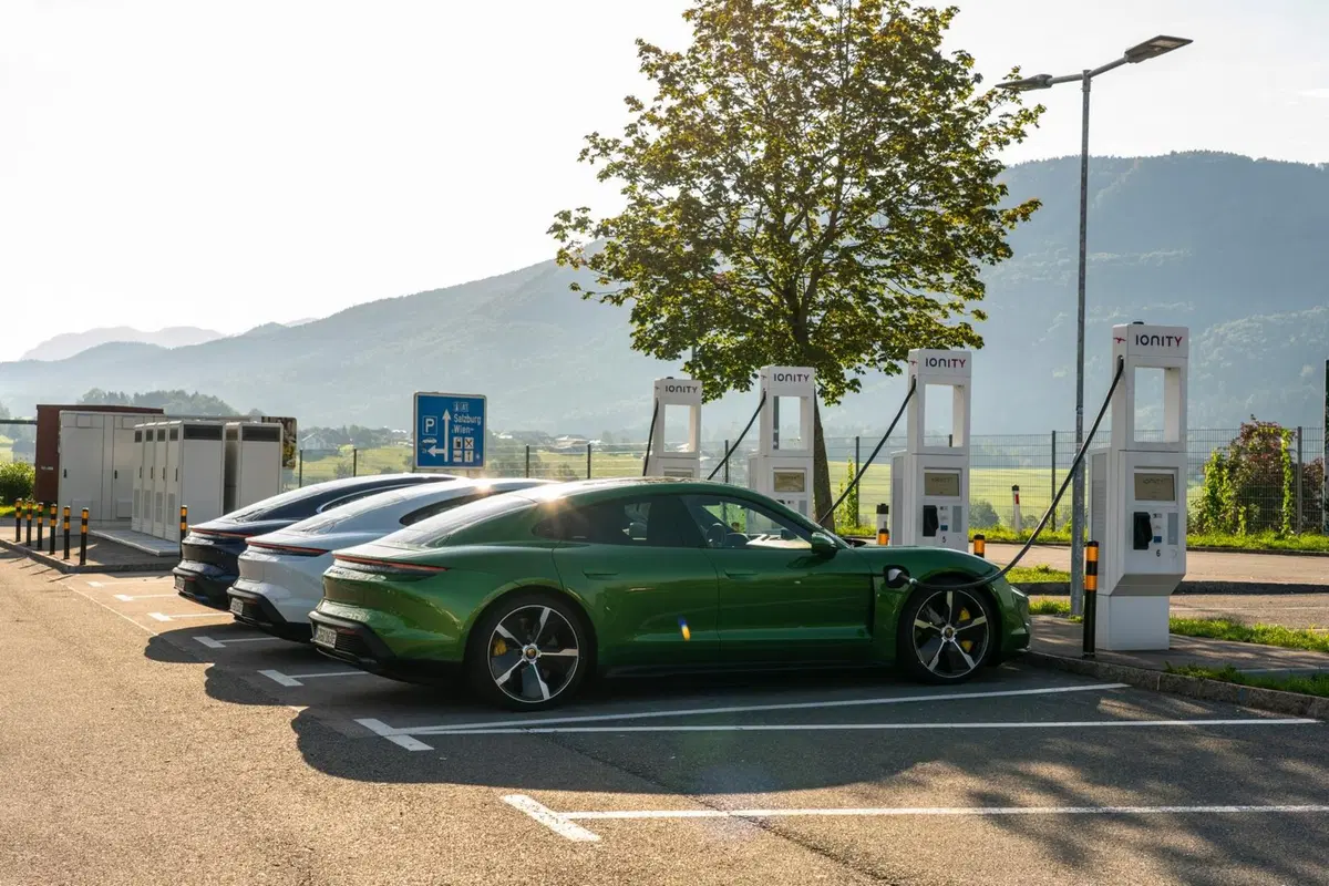 Porsche Taycan: prova della Turbo S da 761 CV [Video] (10)