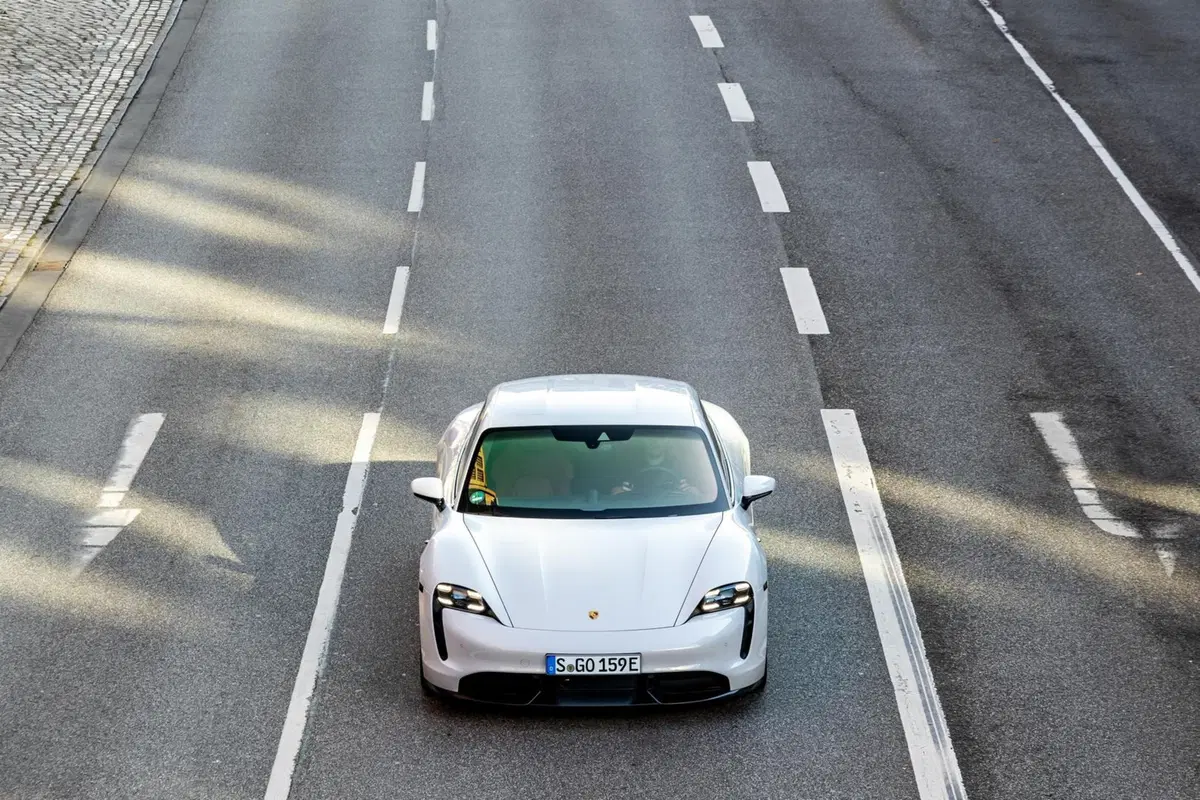 Porsche Taycan: prova della Turbo S da 761 CV [Video] (15)