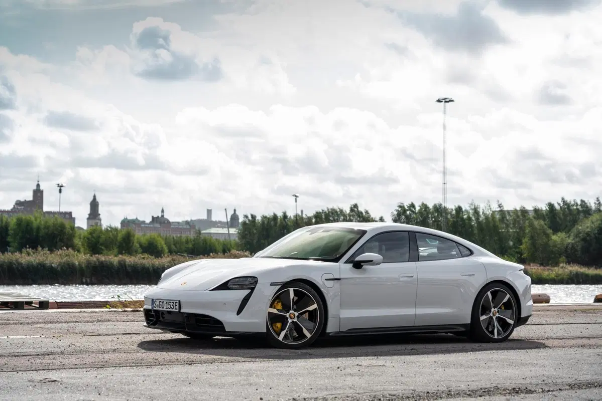Porsche Taycan: prova della Turbo S da 761 CV [Video]