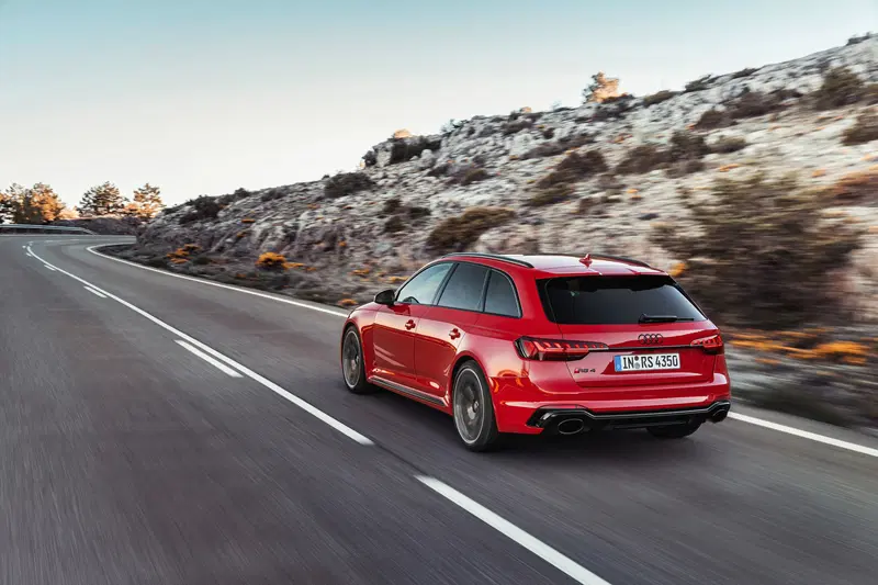 Audi RS 4 Avant 2020, la wagon si rinnova