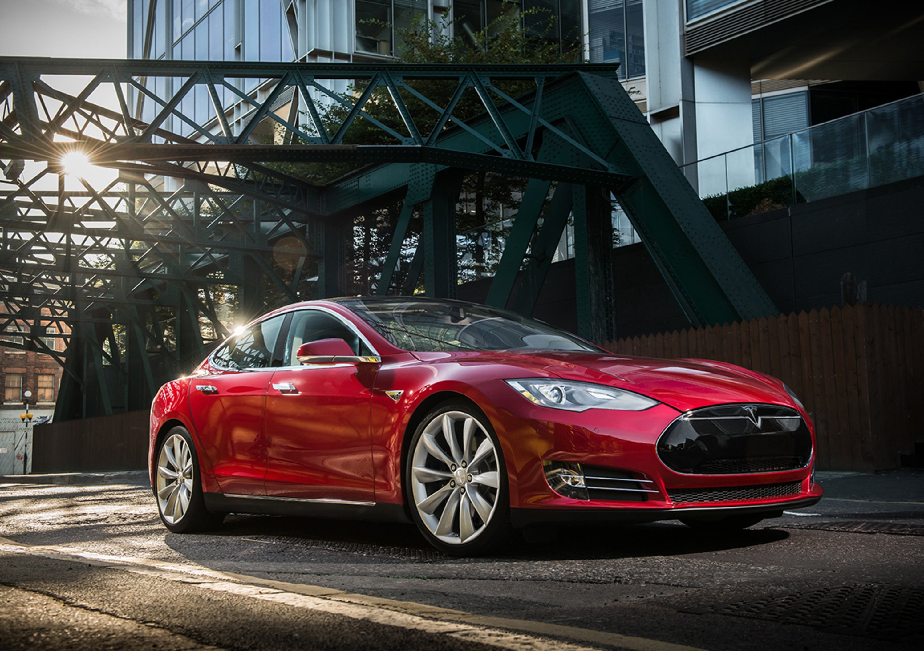 Tesla, la V10 del software consente il parcheggio a distanza