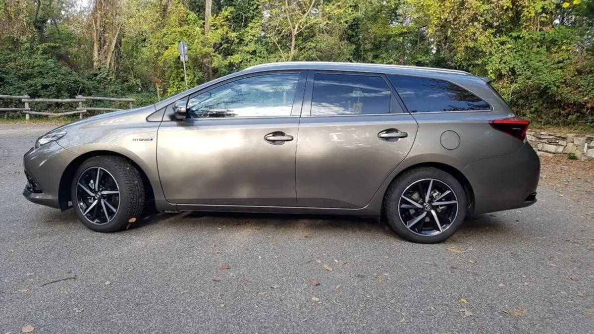 Toyota Auris Station Wagon 1.2 Turbo Lounge (2)