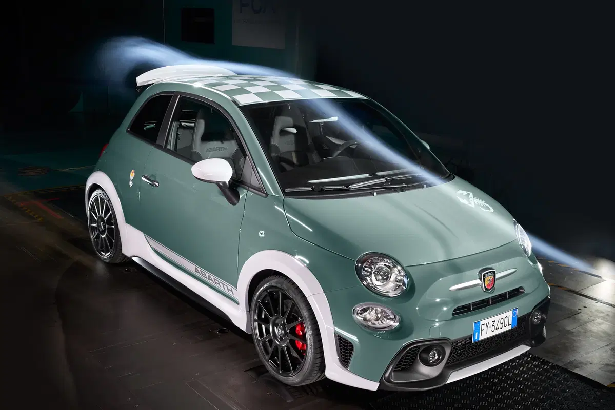 Abarth 695 70° Anniversario, la speciale per il compleanno dello Scorpione  (3)