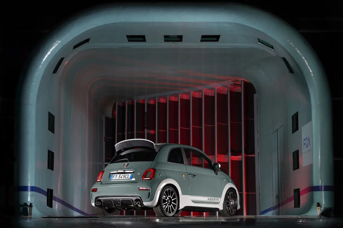 Abarth 695 70° Anniversario, la speciale per il compleanno dello Scorpione  (4)