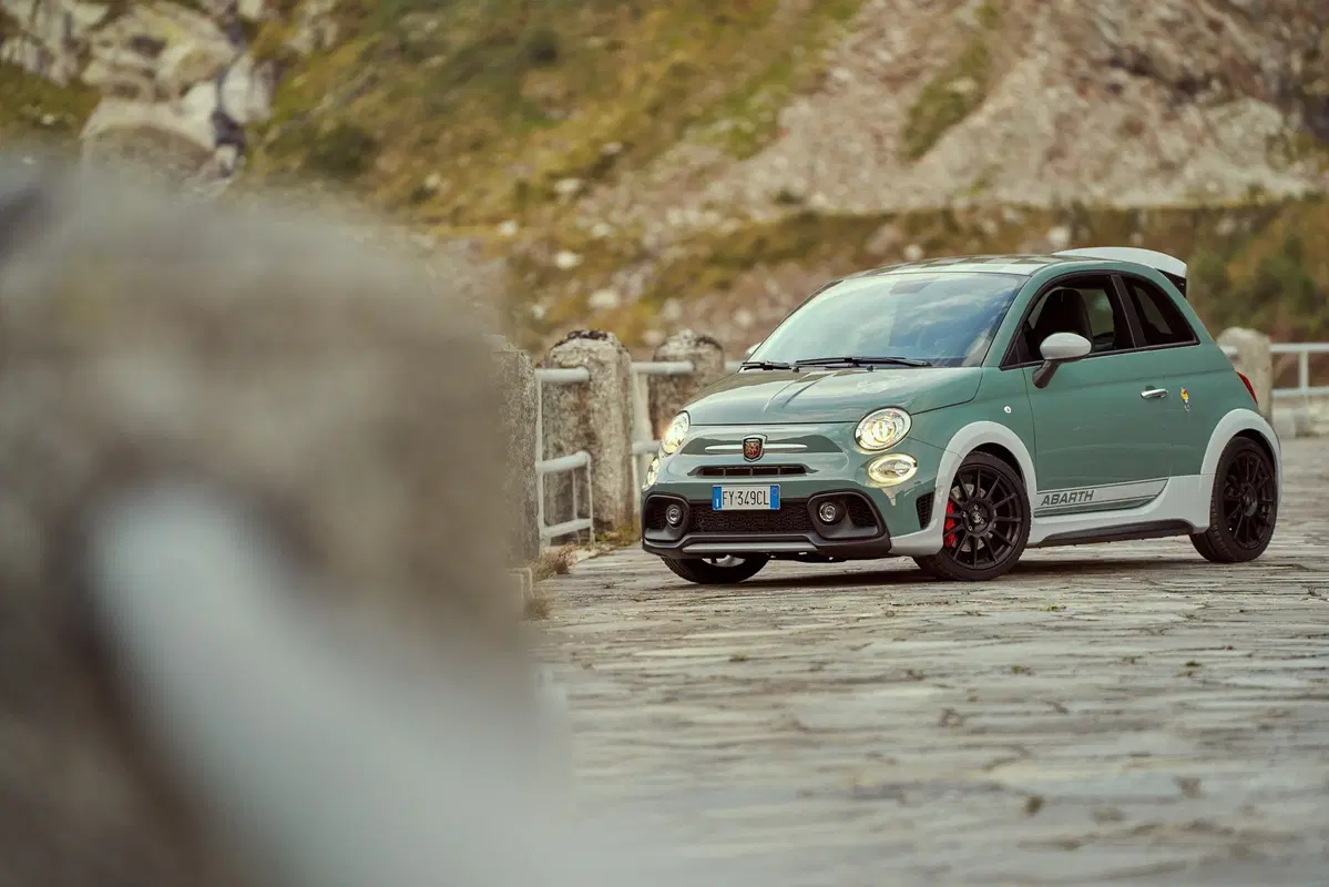 Abarth 695 70° Anniversario, la speciale per il compleanno dello Scorpione  (8)