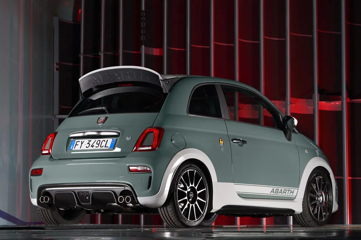 Abarth 695 70° Anniversario, la speciale per il compleanno dello Scorpione  (7)