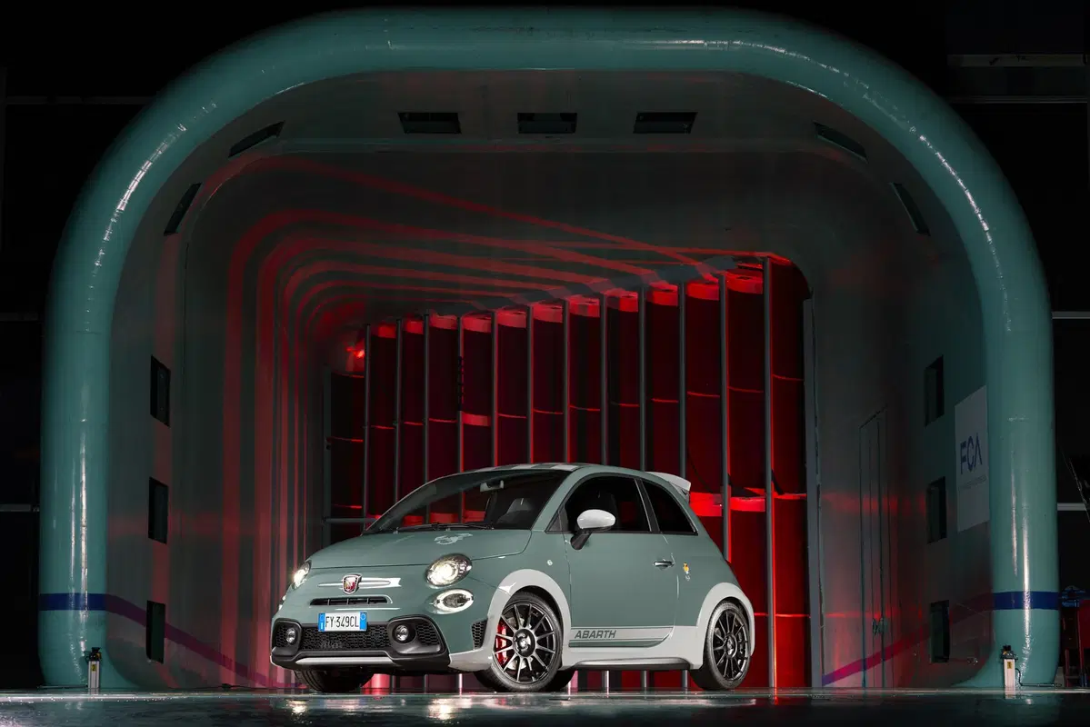 Abarth 695 70° Anniversario, la speciale per il compleanno dello Scorpione  (10)