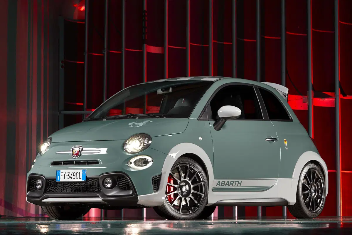 Abarth 695 70° Anniversario, la speciale per il compleanno dello Scorpione  (2)