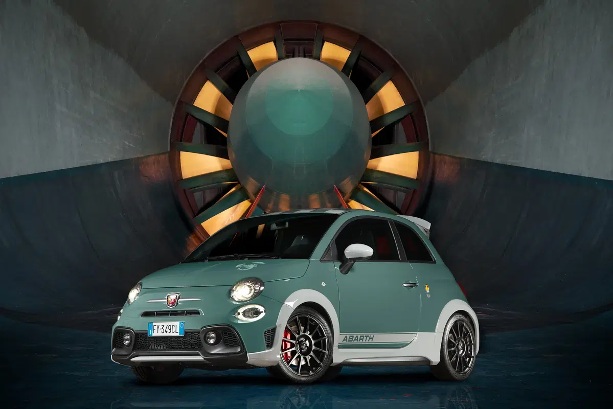 Abarth 695 70° Anniversario, la speciale per il compleanno dello Scorpione  (12)