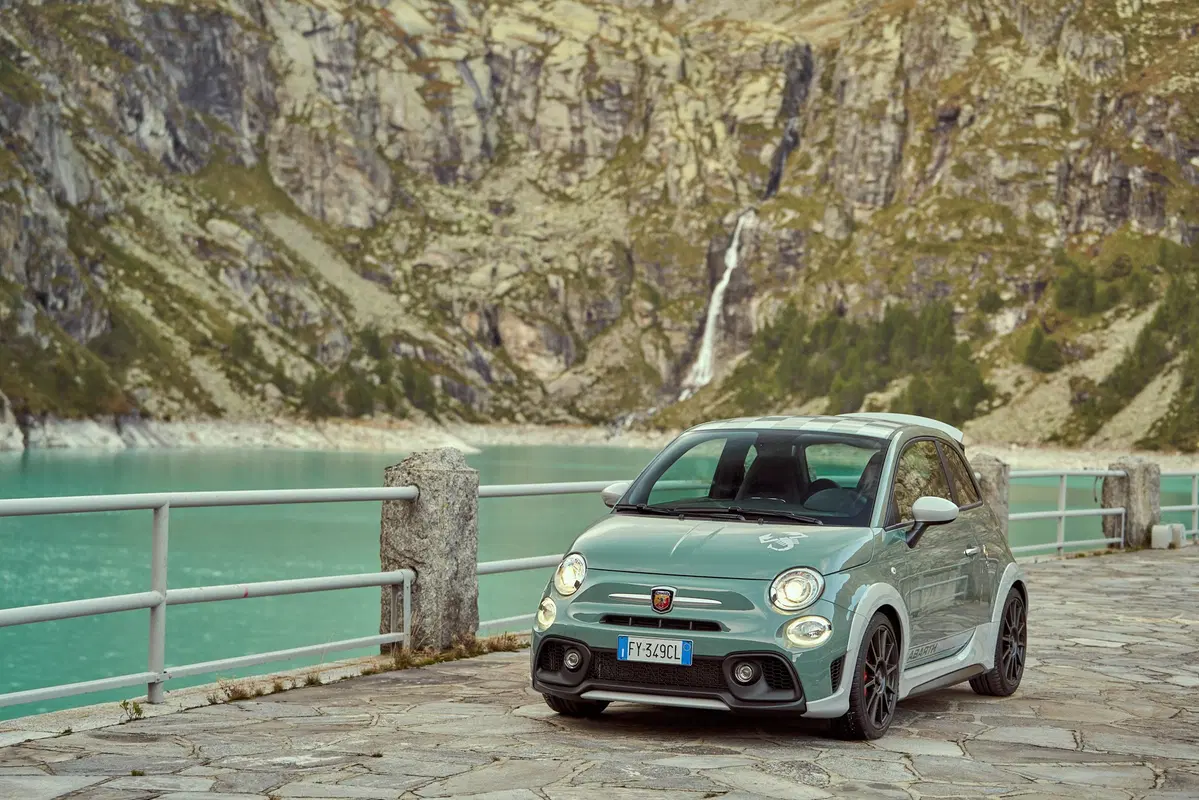 Abarth 695 70° Anniversario, la speciale per il compleanno dello Scorpione  (14)