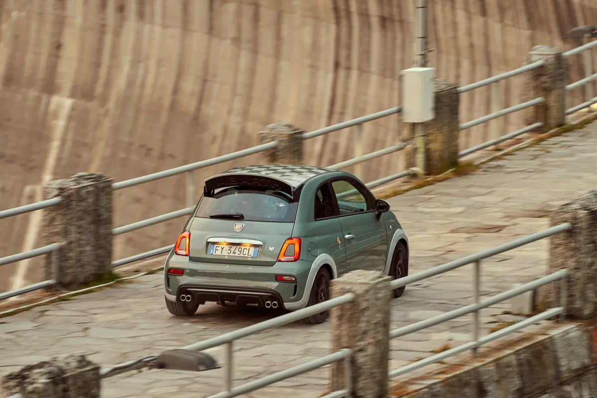 Abarth 695 70° Anniversario, la speciale per il compleanno dello Scorpione  (17)