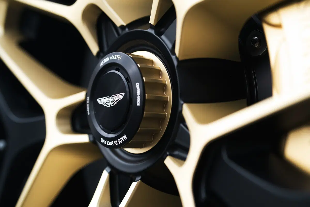 Aston Martin DBS GT Zagato: special edition da 19 esemplari (10)