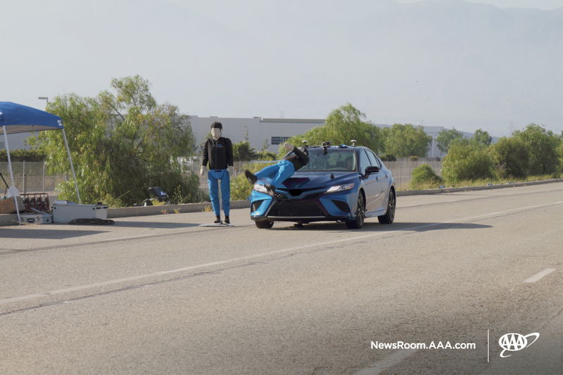 La presenza di pi&ugrave; pedoni pu&ograve; a volte confondere alcuni AEB, che funzionano meglio a velocit&agrave; inferiori a 30 km/h