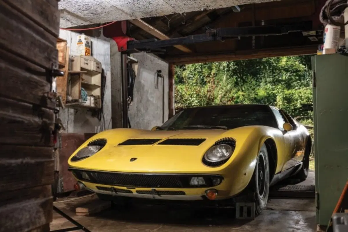 Lamborghini Miura P400 S: la supercar anni '60 torna a ruggire (2)