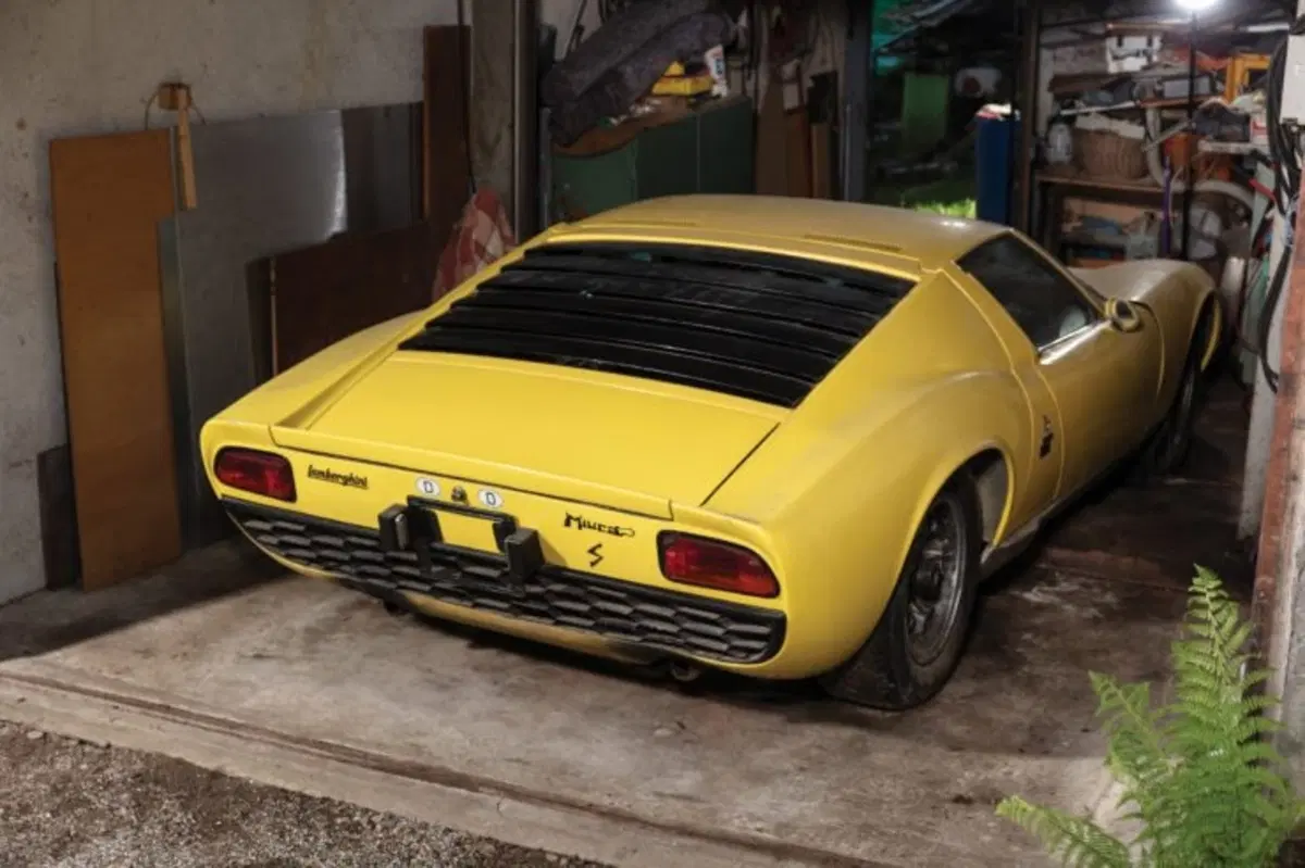 Lamborghini Miura P400 S: la supercar anni '60 torna a ruggire (3)