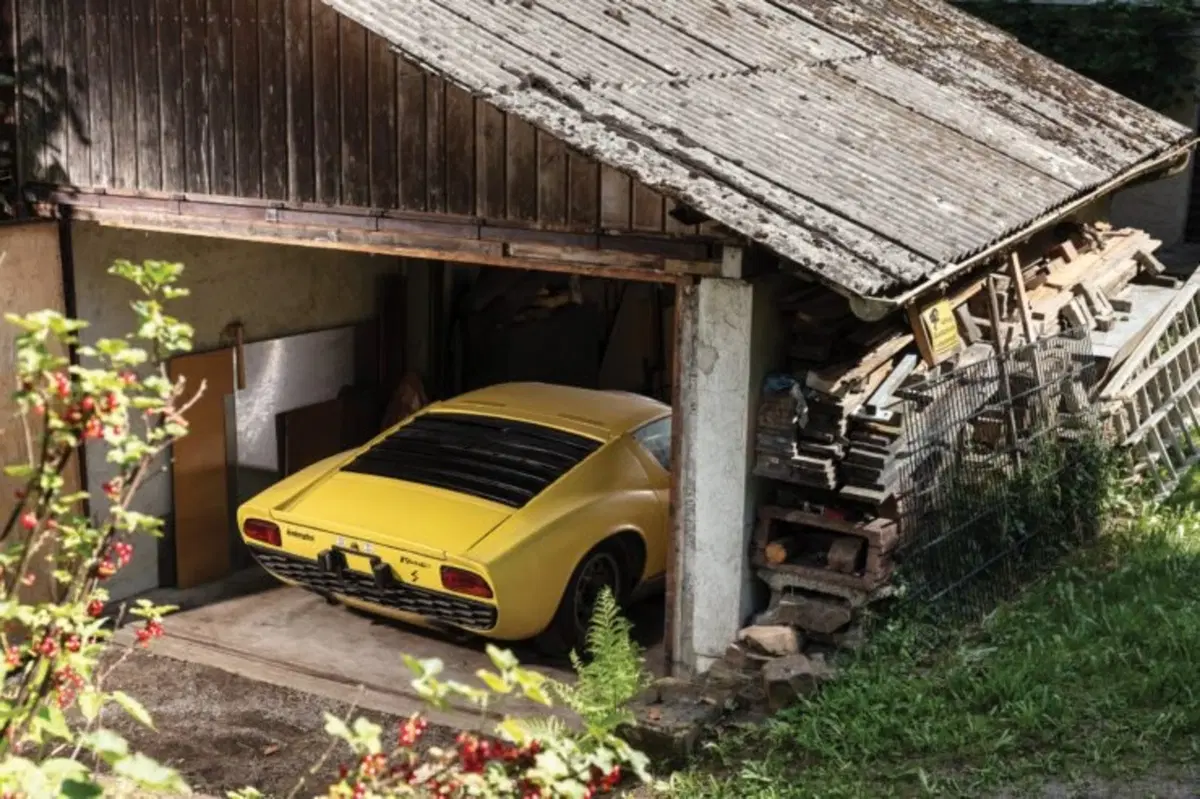 Lamborghini Miura P400 S: la supercar anni '60 torna a ruggire (5)