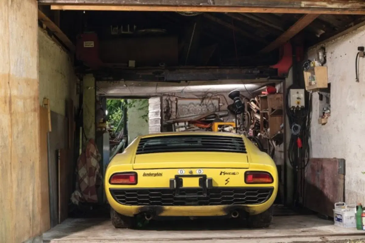 Lamborghini Miura P400 S: la supercar anni '60 torna a ruggire (6)