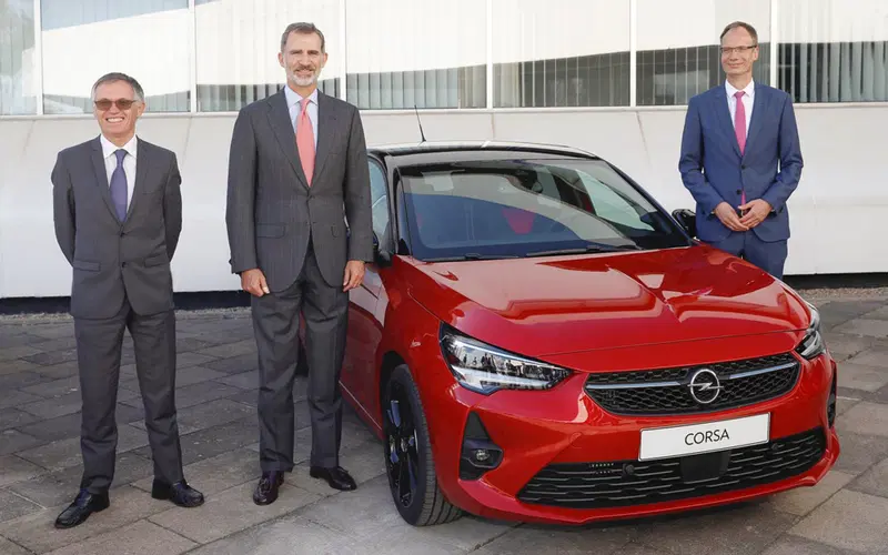Volti importanti all'inaugurazione della produzione della nuova Opel Corsa