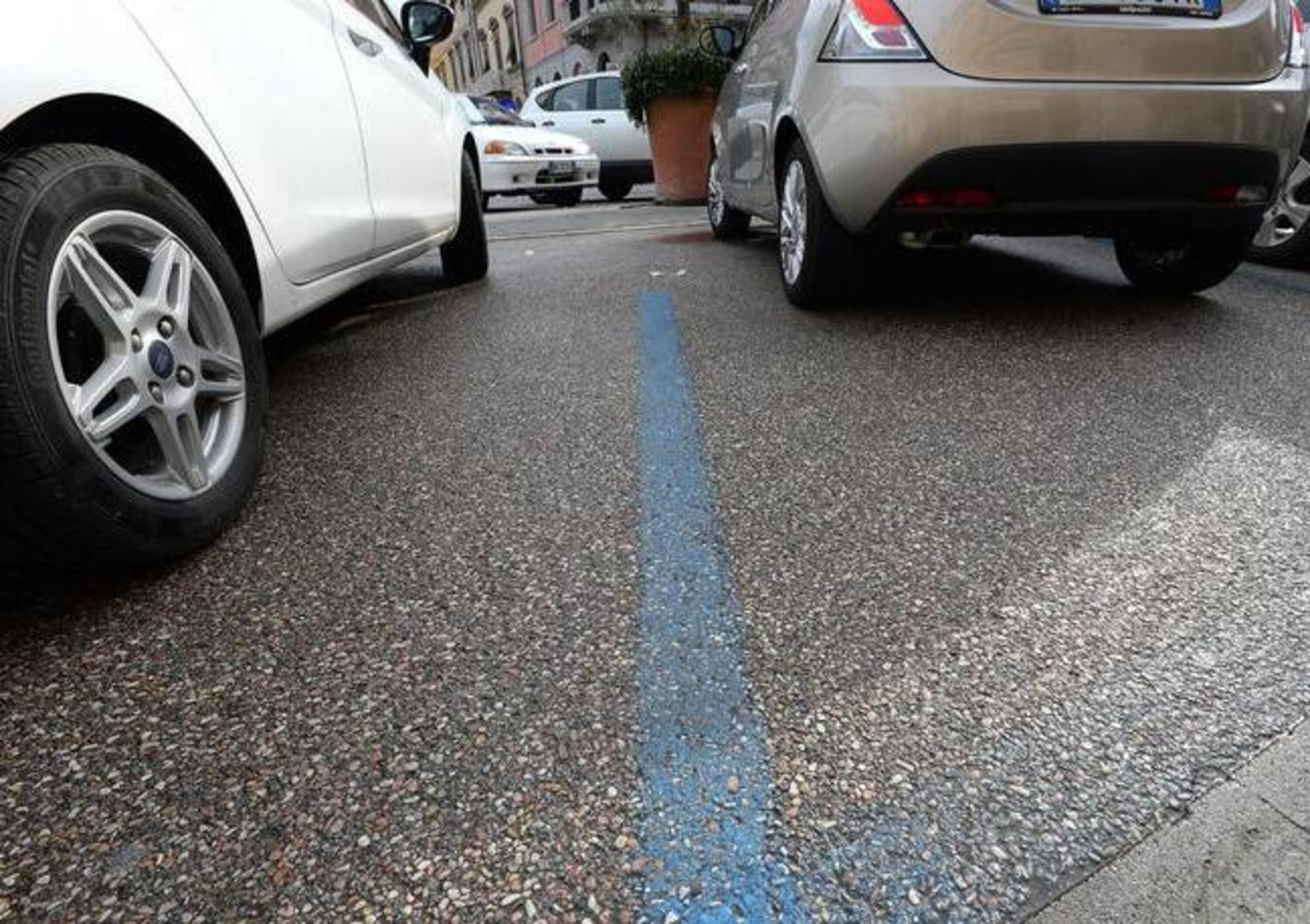 Strisce blu: parcheggio gratis anche per disabili senza patente