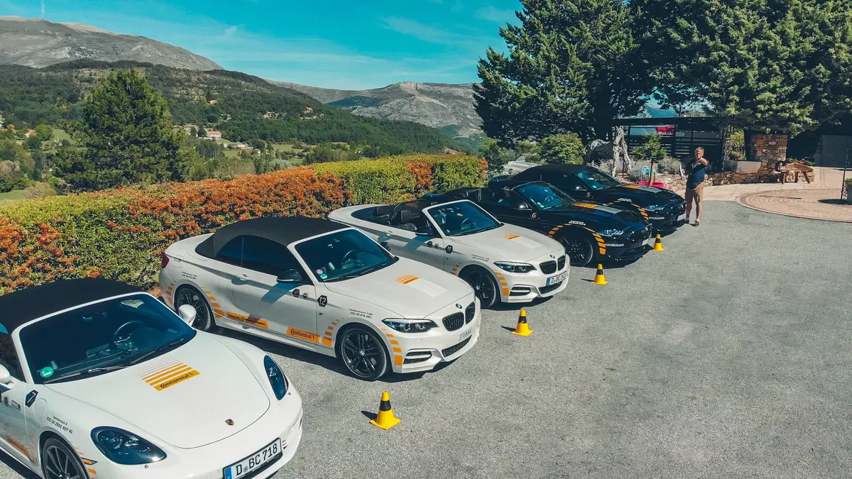 Confronto: Porsche 718 Vs Ford Mustang Vs BMW M240i (e Jaguar I-Pace) [video] (3)