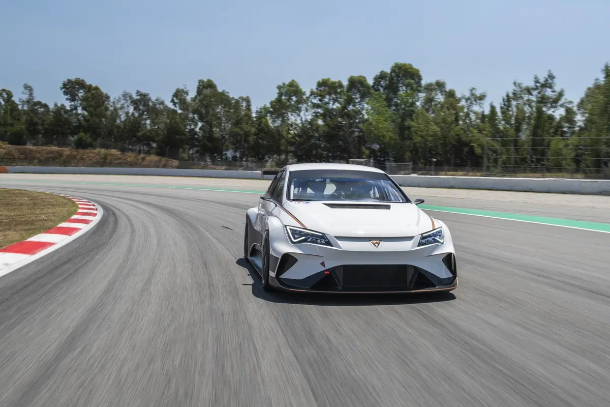 Cupra ETCR: l'elettrica da turismo per la 1^ volta in pista al Montmeló [Video]