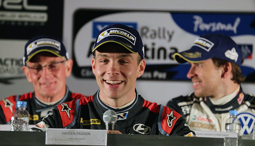 Un raggiante Paddon sorride in conferenza stampa dopo la prima vittoria nel WRC