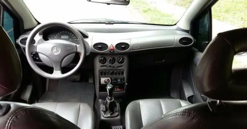 Una Mercedes Classe A del '99 con cambio semi-automatico. Notare l'assenza del pedale della frizione e il cambio manuale