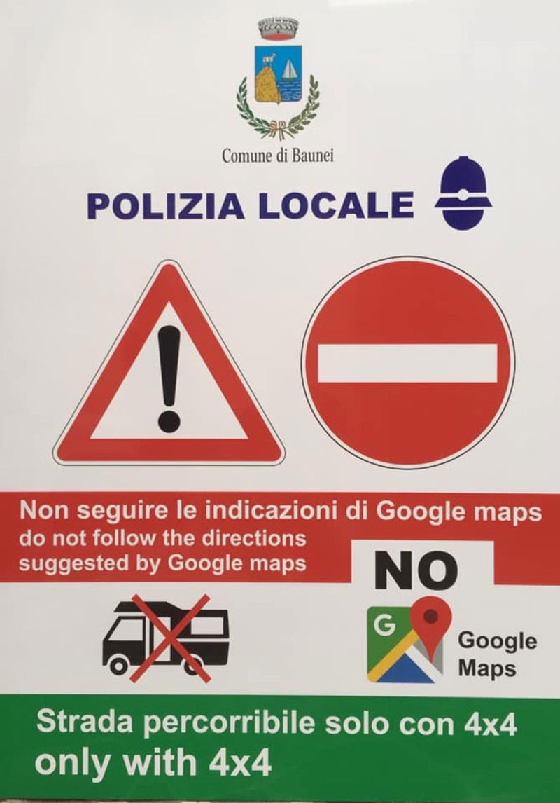 Il cartello installato dal Comune di Baunei che suggerisce di non usare Google Maps