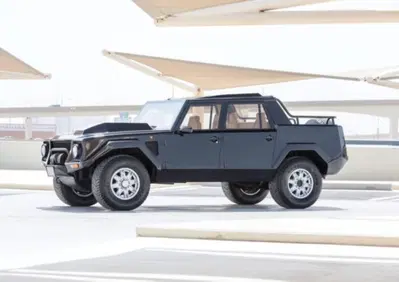 Lamborghini LM002: la nonna della Urus va all’asta