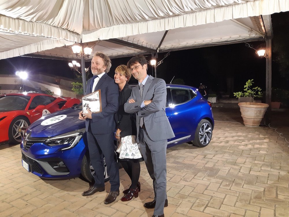 La soddisfazione dello staff di Renault Italia alla consegna del premio &ldquo;Auto Europa 2020&ldquo;