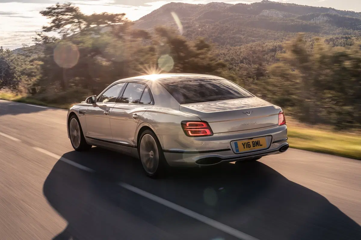 Bentley Flying Spur: arrivano le finiture Blackline (3)