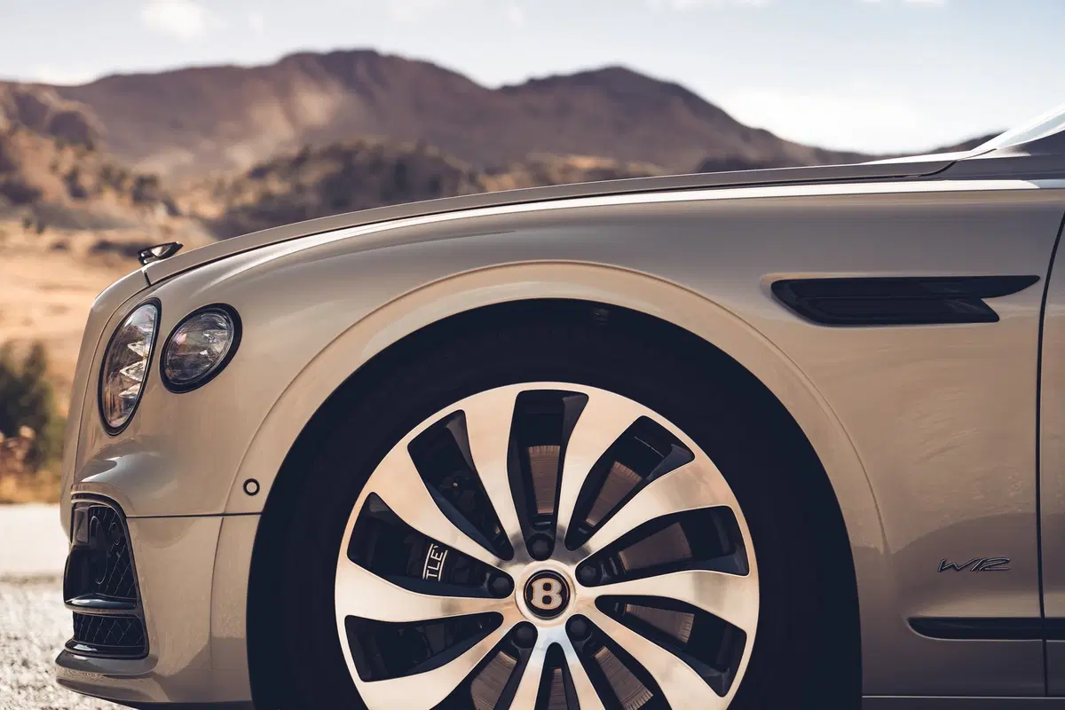 Bentley Flying Spur: arrivano le finiture Blackline (7)