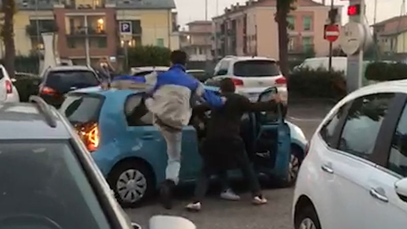 Ubriaco su VW Up! vola su due auto. Ferito un passante [VIDEO]