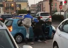 Ubriaco su VW Up! vola su due auto. Ferito un passante [VIDEO]