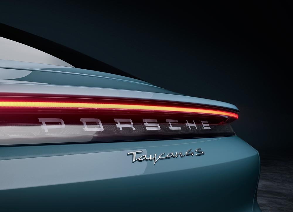 La firma posteriore della Porsche Taycan 4S