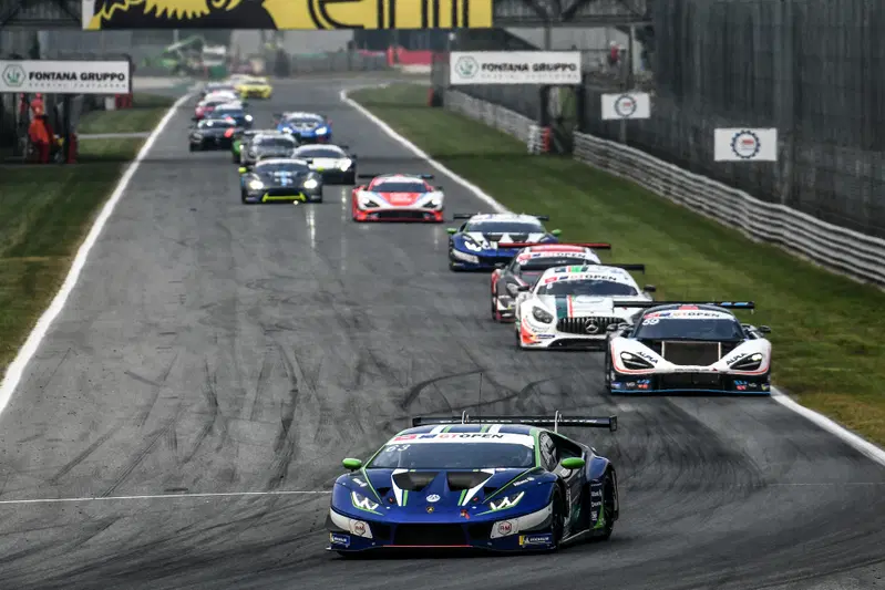 Le Lambo in bagarre a Monza nell'International GT Open