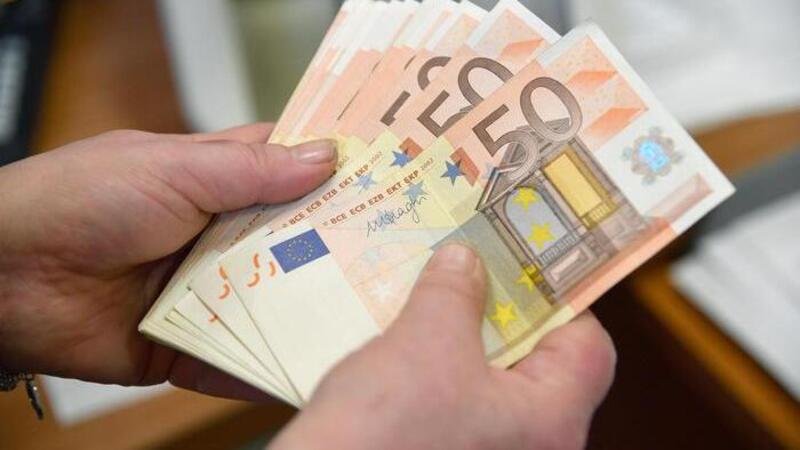 Stretta sul contante: detrazioni per chi paga con carta e limite a 1.000 euro