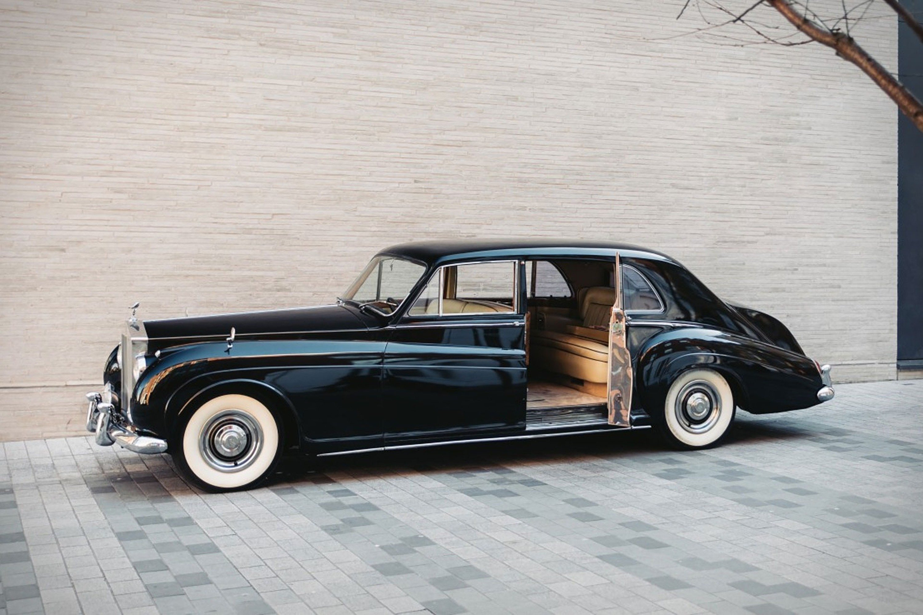 Rolls Royce Phantom V: la conversione dal V8 all&#039;elettrico