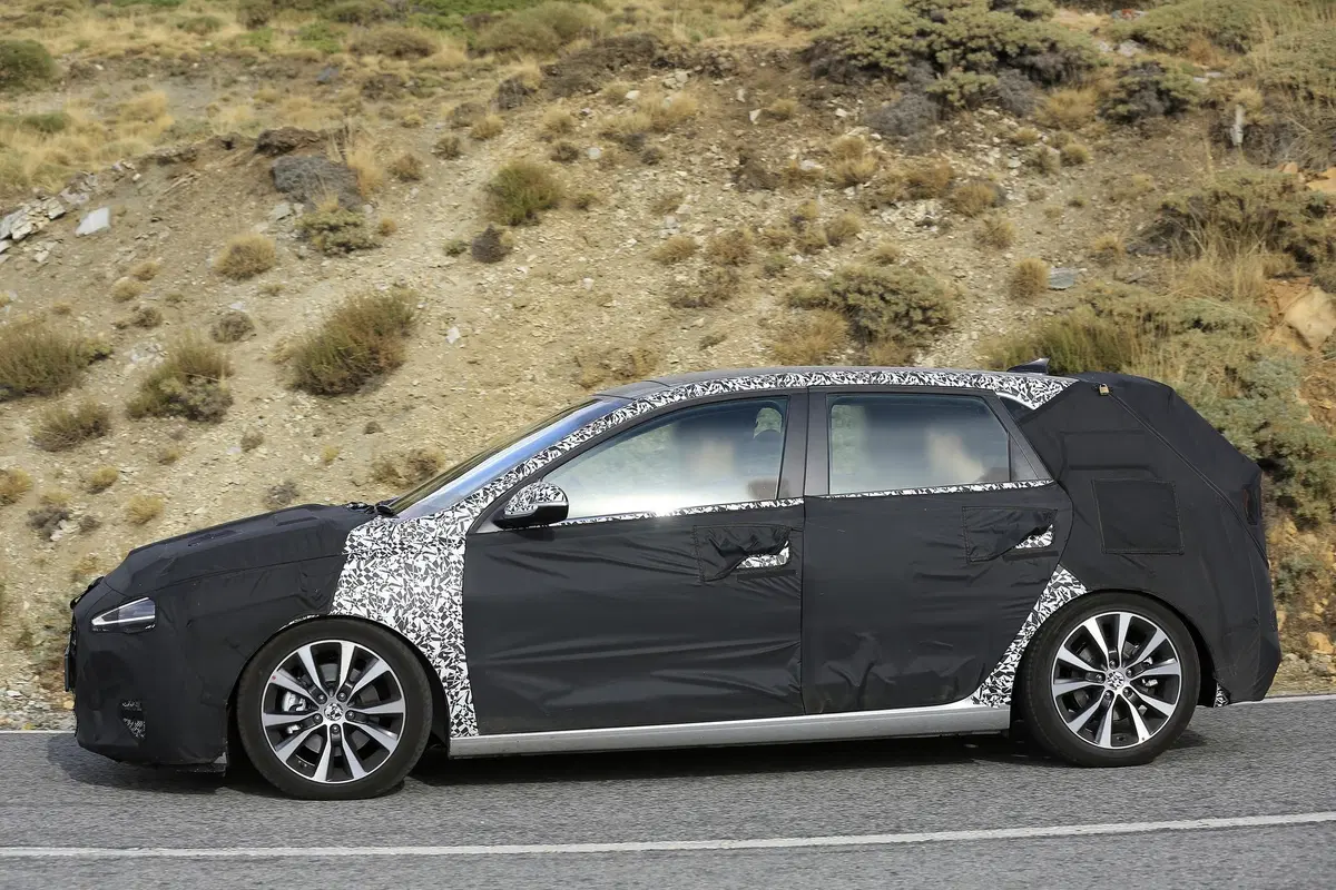 Hyundai i30: restyling in arrivo, anche per la i30 N [Foto spia] (3)