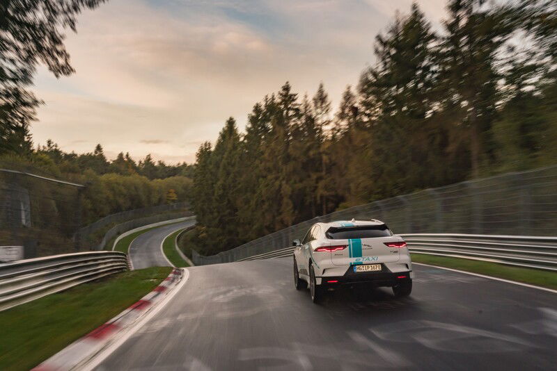 Il Jaguar I-Pace Race Taxi in azione al Ring