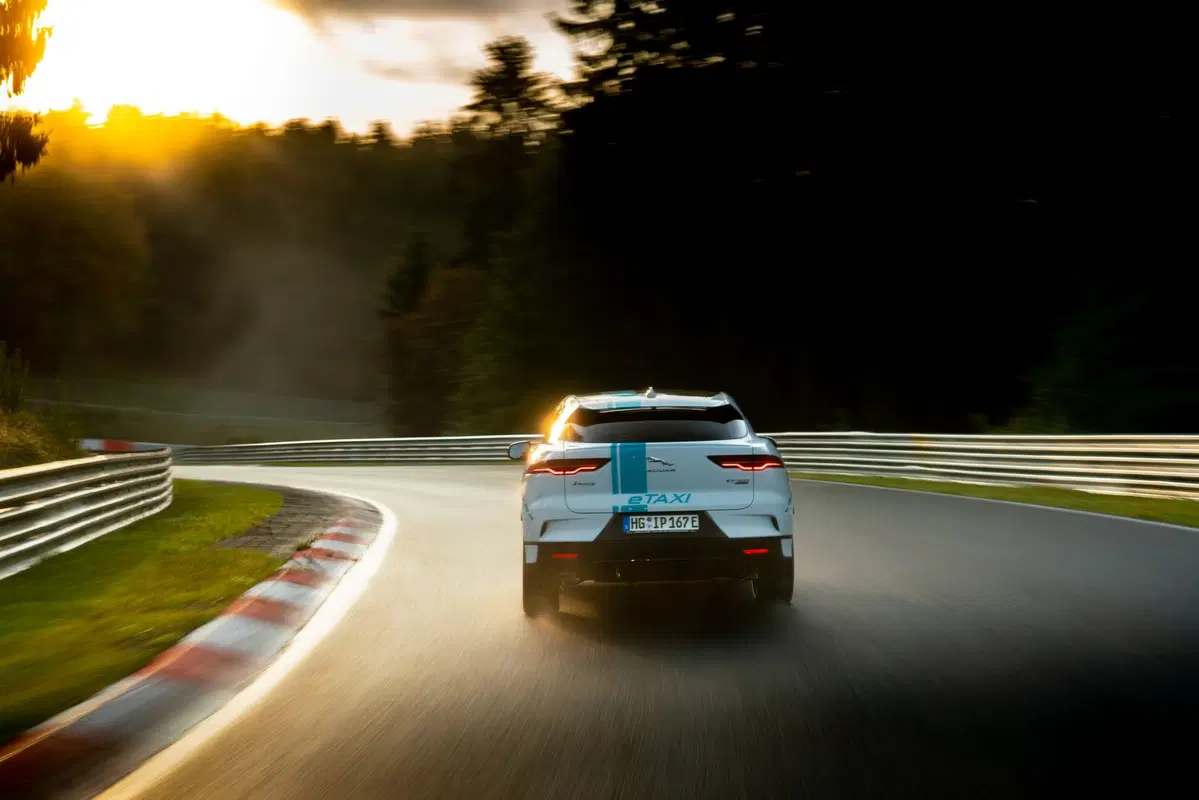 Jaguar I-Pace: taxi elettrico per un giro al Nürburgring (2)