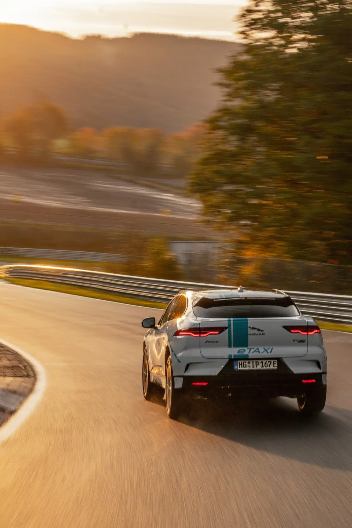 Jaguar I-Pace: taxi elettrico per un giro al Nürburgring (7)